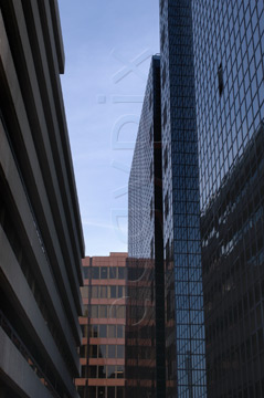 Comp image : lond010011 : Dramatic view to the sky between two modern London buildings