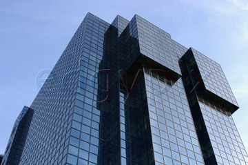 Comp image : lond010012 : Dramatic view to the sky of an all-glass tower building in London, England