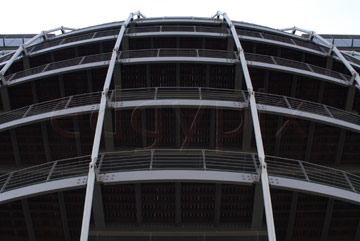 Comp image : lond010084 : Looking up at a dramatic curved steel structure on a modern building in London, England