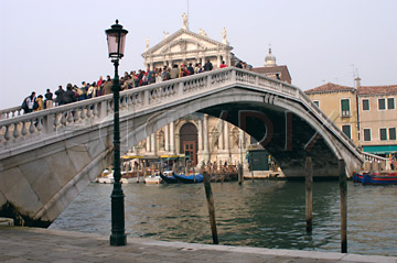 Comp image : ven021445 : Crowds of people crossing the Ponte Degli Scalzi bridge over the Grand Canal [Canal Grande] in Venice, Italy